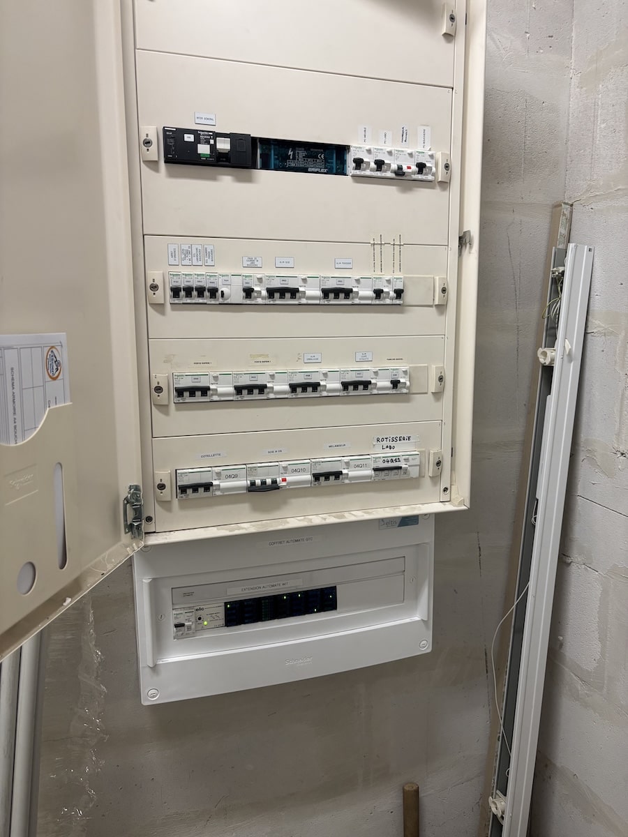 Armoire électrique + coffret GTC-min