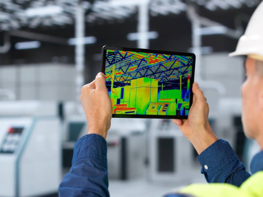 Ingénieur utilisant la thermographie infrarouge