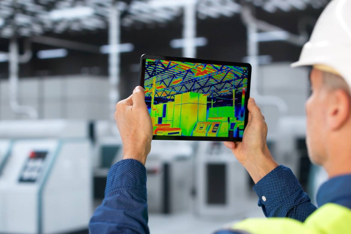 Ingénieur utilisant la thermographie infrarouge