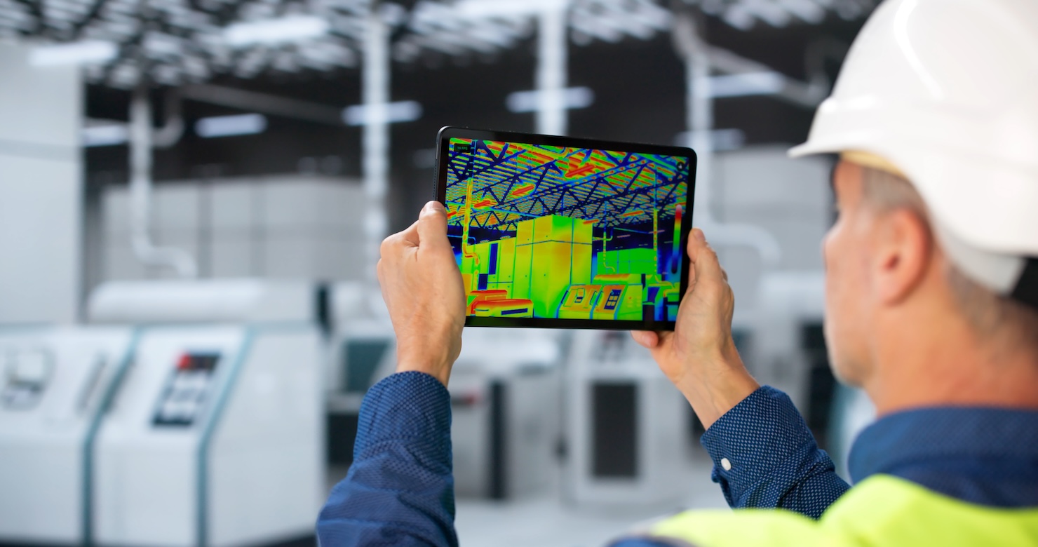 Ingénieur utilisant la thermographie infrarouge
