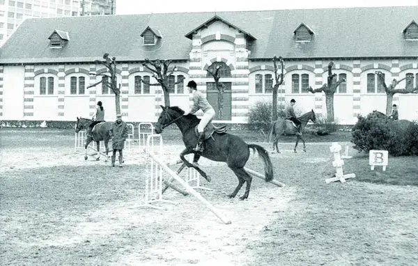 Archives des Haras d&rsquo;Annecy : cavaliers et chevaux lors d'un parcours d'obstacles