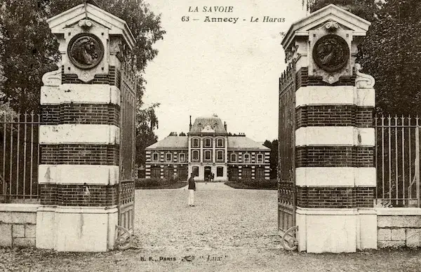 Carte postale ancienne du portail d'entr&eacute;e des Haras nationaux d&rsquo;Annecy