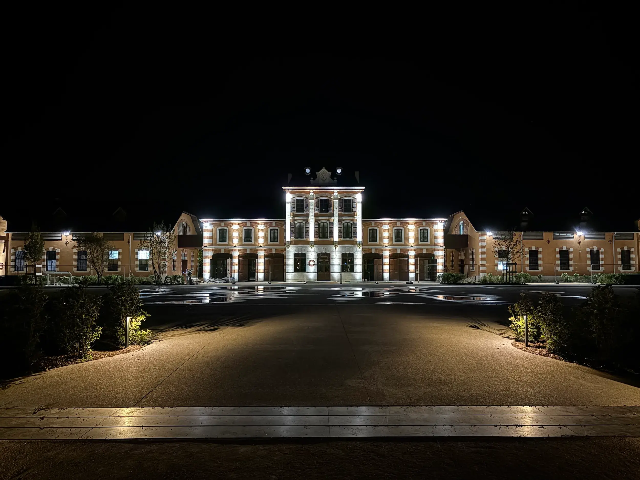 Illumination nocturne des Haras nationaux d&rsquo;Annecy apr&egrave;s r&eacute;novation par le Groupe Eltis