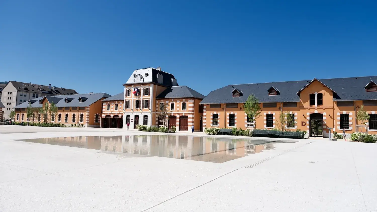 Vue d'ensemble des Haras nationaux d'Annecy r&eacute;nov&eacute;s par le Groupe Eltis