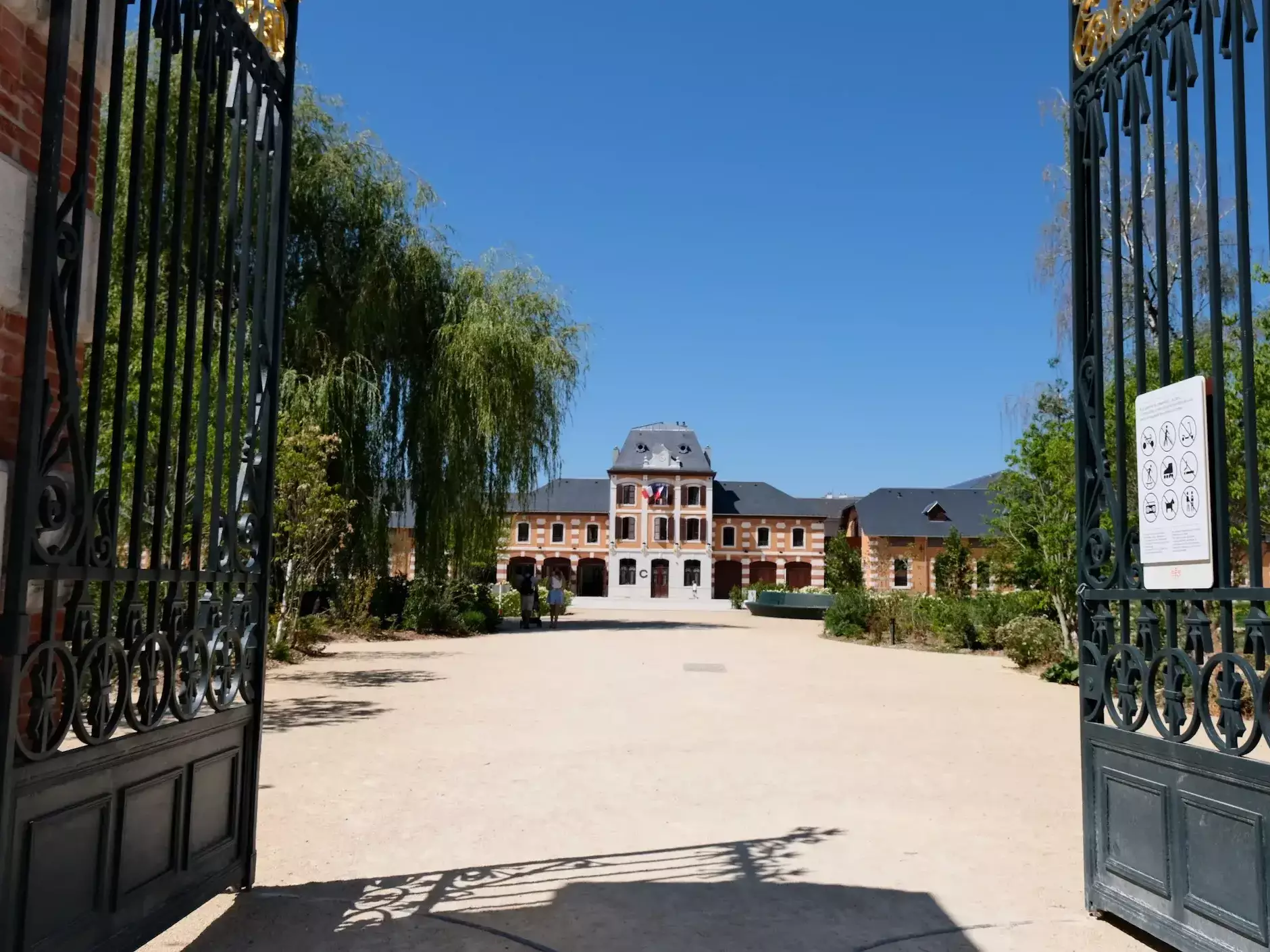 Portail d'entrée principal des Haras nationaux d'Annecy restauré par le Groupe Eltis