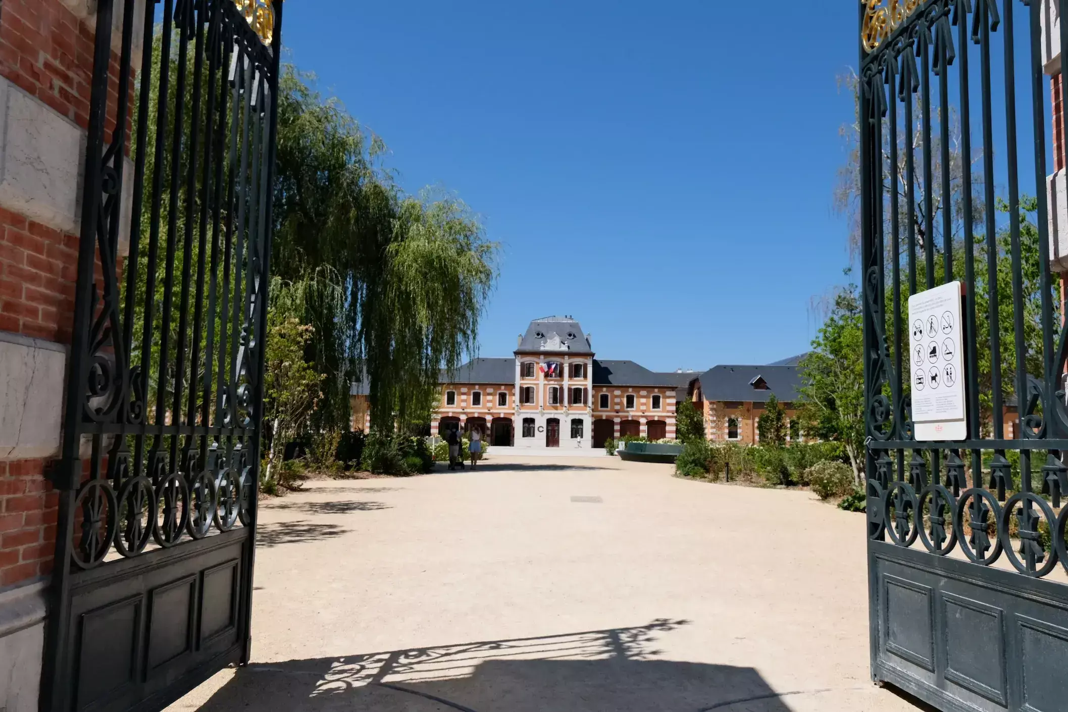 Portail d'entrée principal des Haras nationaux d'Annecy restauré par le Groupe Eltis