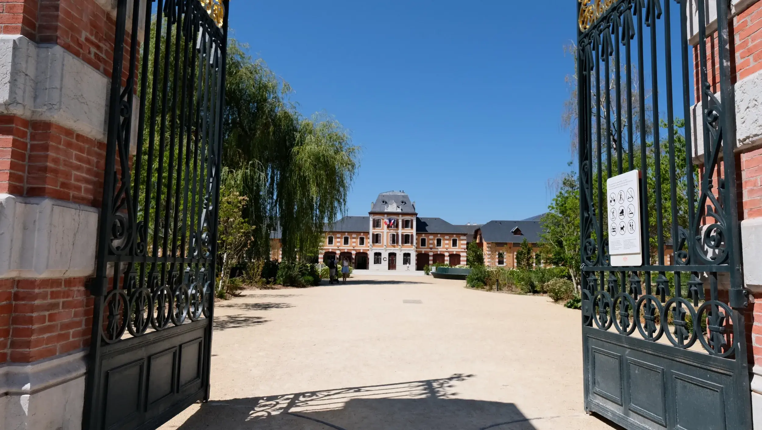Portail d'entrée principal des Haras nationaux d'Annecy restauré par le Groupe Eltis